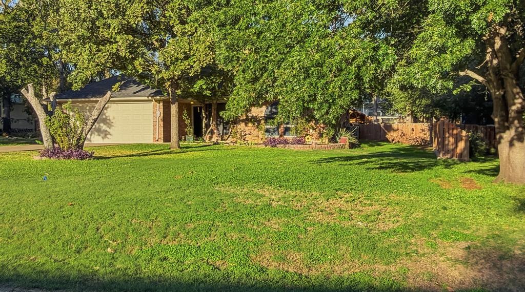 Large and welcoming front yard