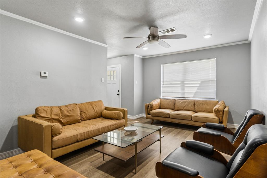 Neutral interior space featuring wood-finish flooring, recessed lighting, a ceiling fan, and a window with blinds