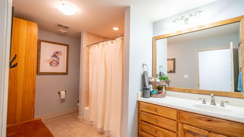 Secondary bath with shower tub combo