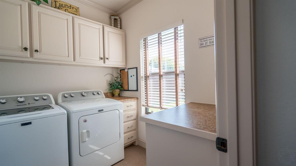 Laundry room with conveying washer and dryer and good storage space