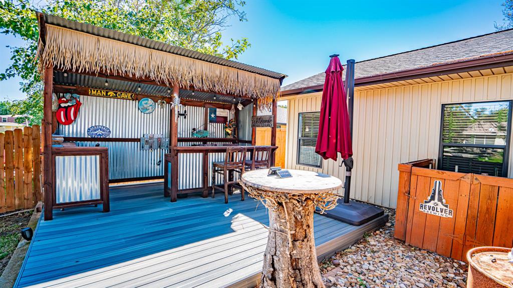 Outdoor entertainment area with bar and Trex decking