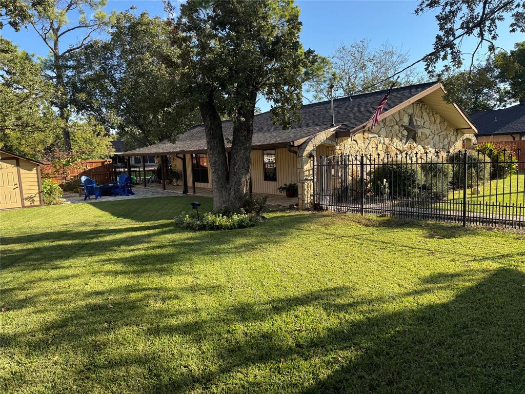 Large fenced side yard. Perfect for keeping dogs in.