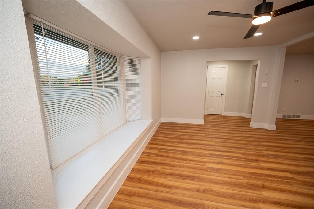 Bay window with built-in bench seating, wood-finish flooring, recessed lighting, and a modern ceiling fan with integrated lighting
