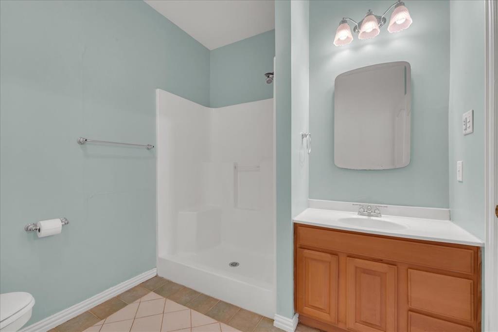Full bathroom on level 1 of back unit.