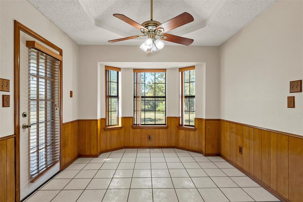 Breakfast area with bay window