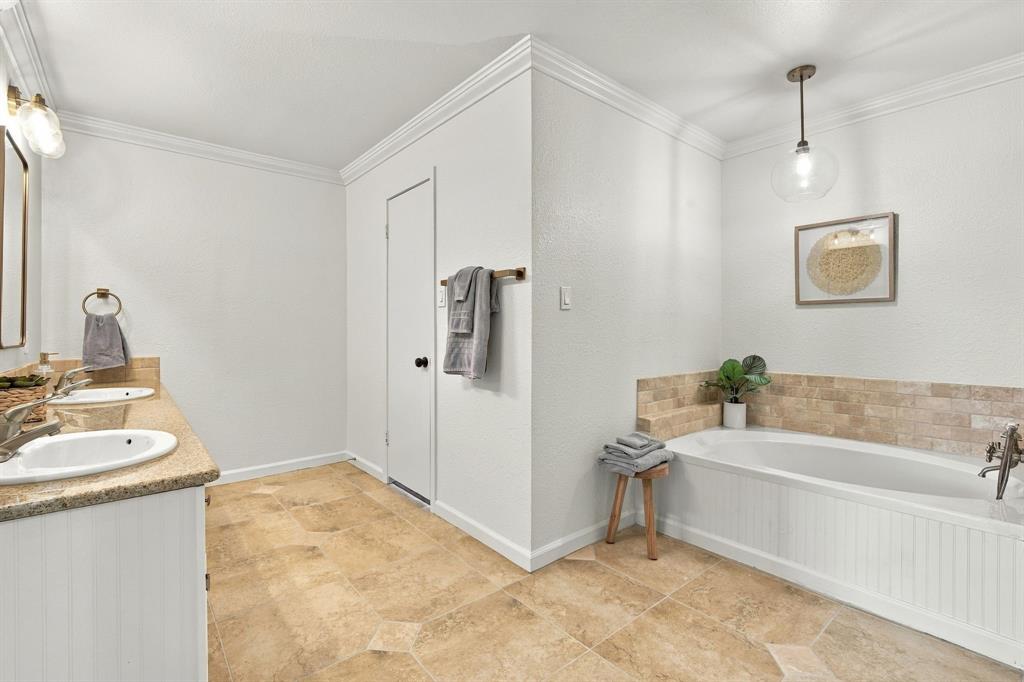 301 N Preston Street, Ennis, TX 75119