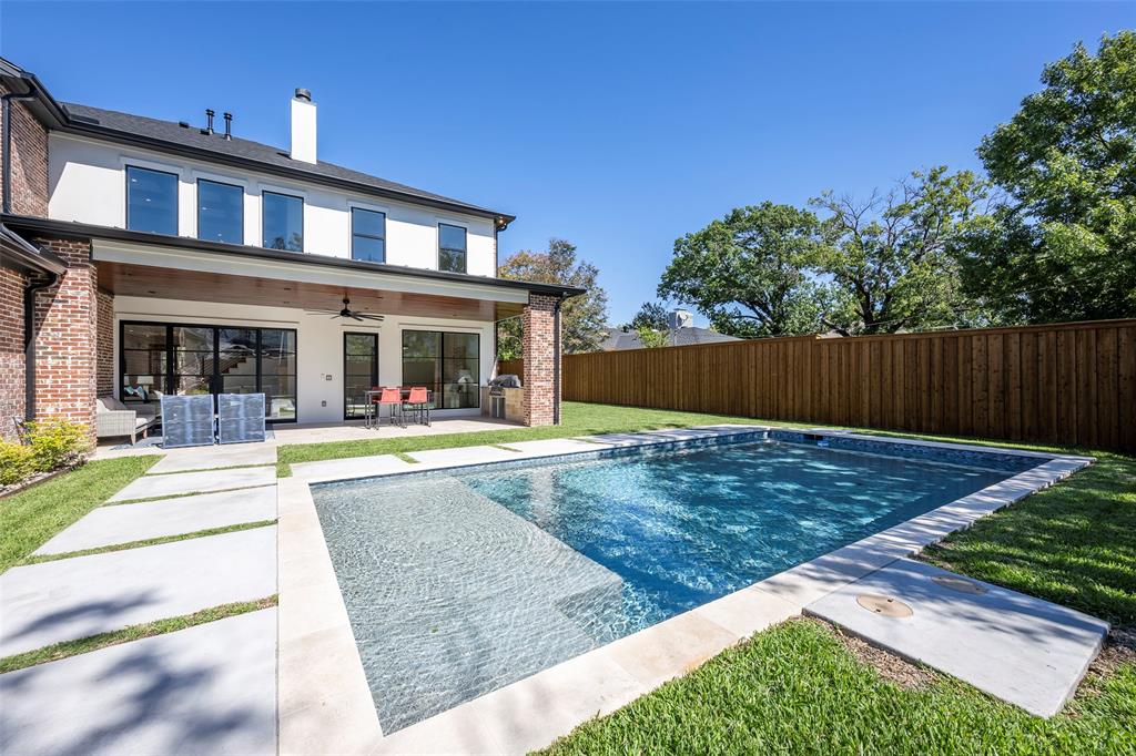 Beautiful in-ground pool with LED lighting!