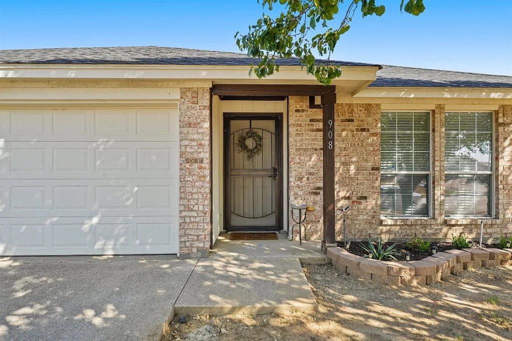 908 Crowder Drive, Crowley, TX 76036