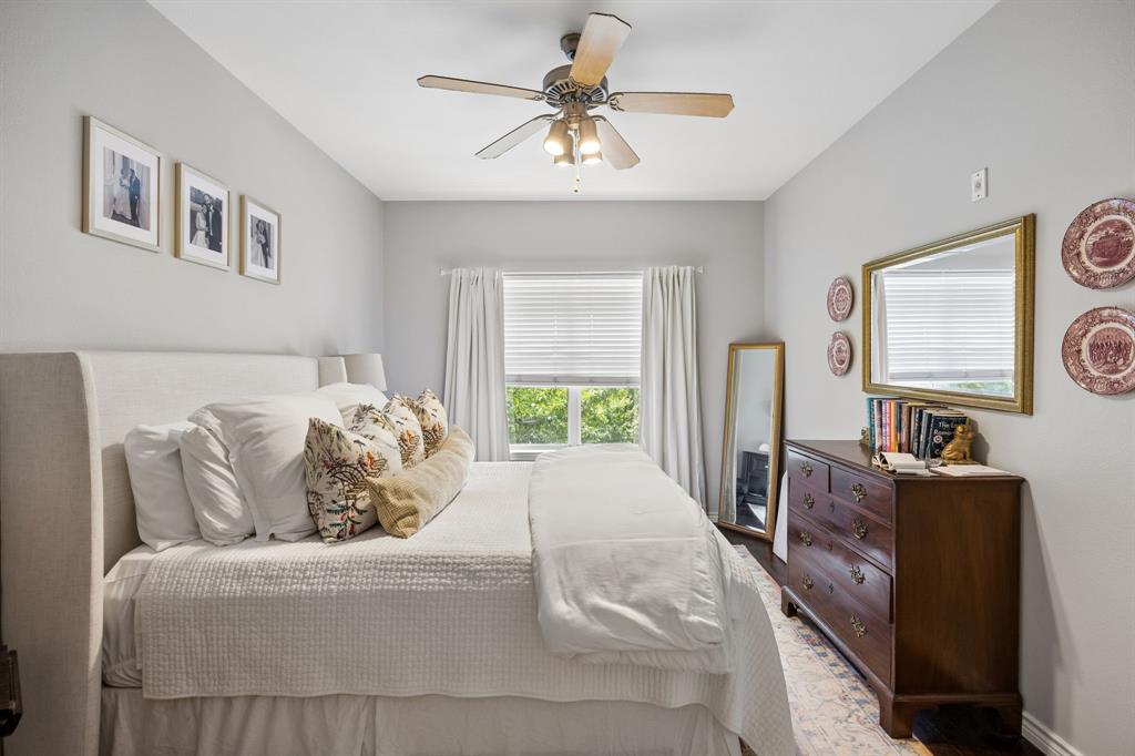 Bright room featuring a single window with blinds, a ceiling fan with integrated lighting, wood-finish flooring, and light gray wall paint