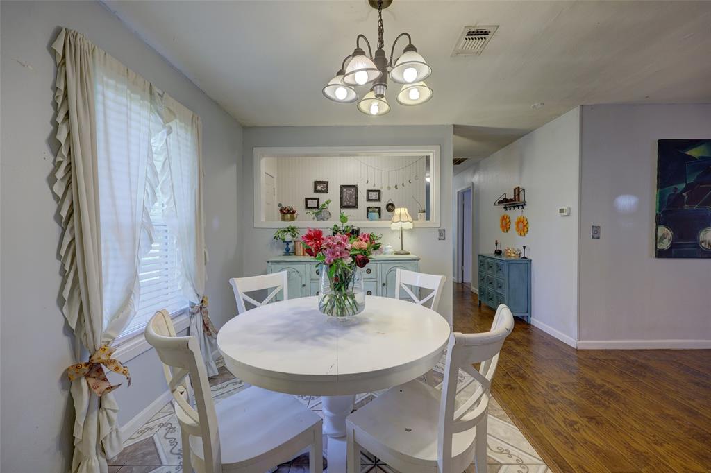Eat-In kitchen