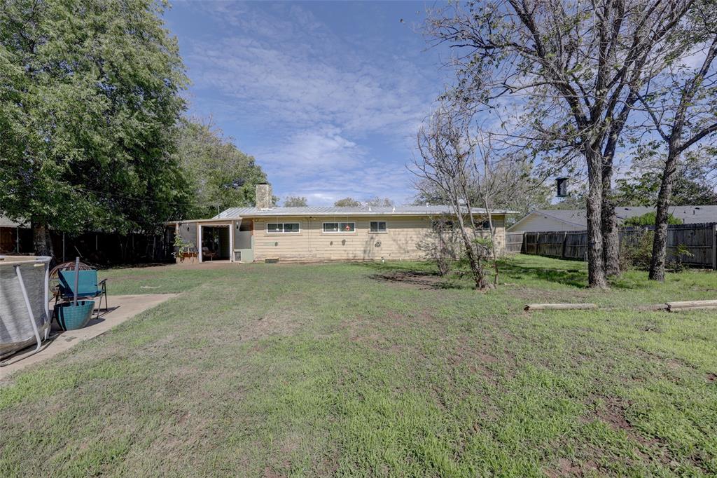 901 Elizabeth Boulevard, Granbury, TX 76048