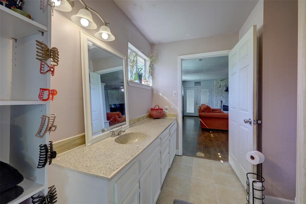901 Elizabeth Boulevard, Granbury, TX 76048