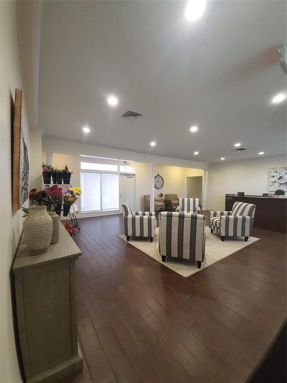 Entry or More Seating for Eating and Meeting