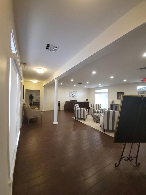 Entry or More Seating for Eating and Meeting