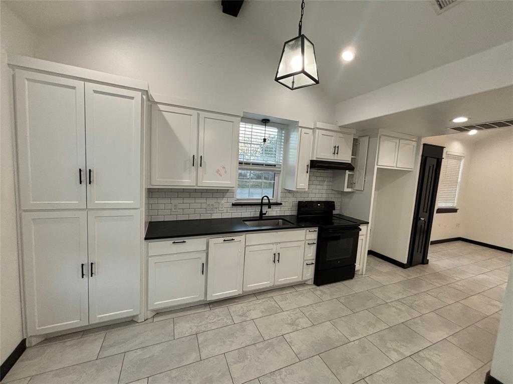 300 Avenue B, Ennis, TX 75119