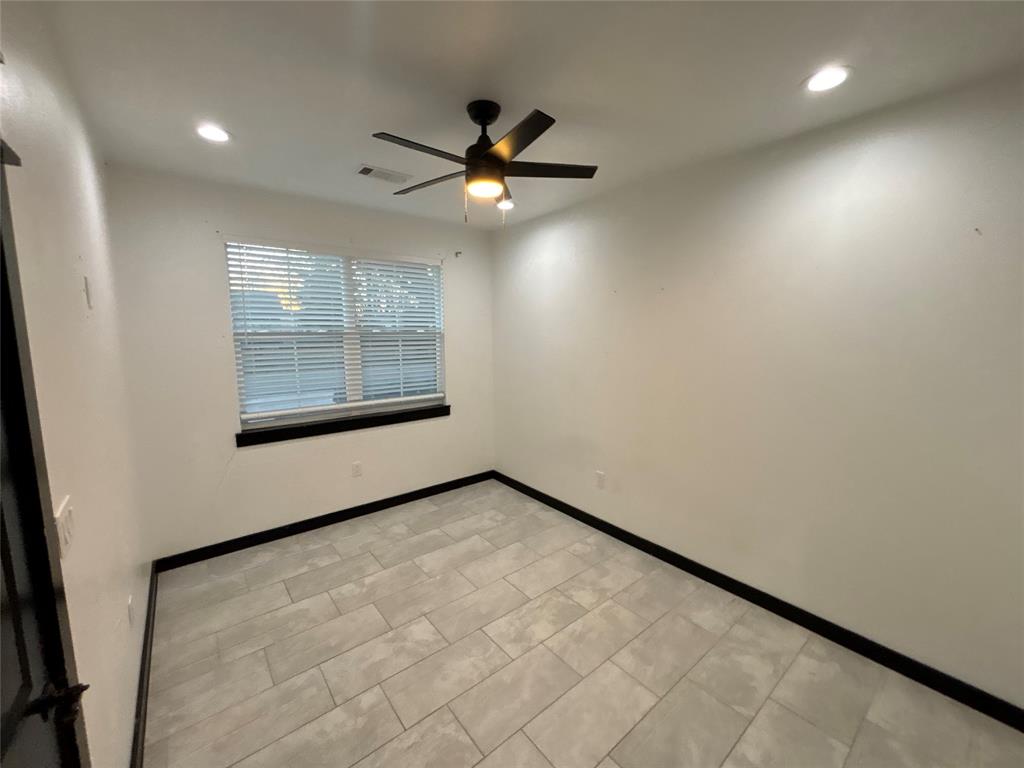 300 Avenue B, Ennis, TX 75119