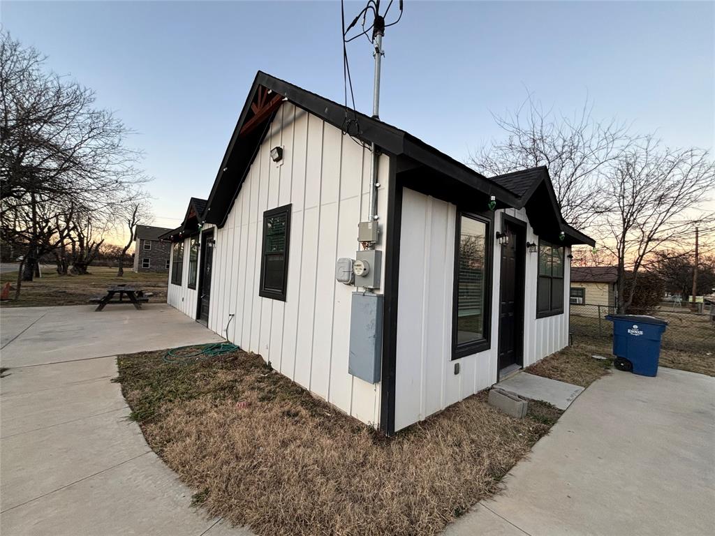 300 Avenue B, Ennis, TX 75119