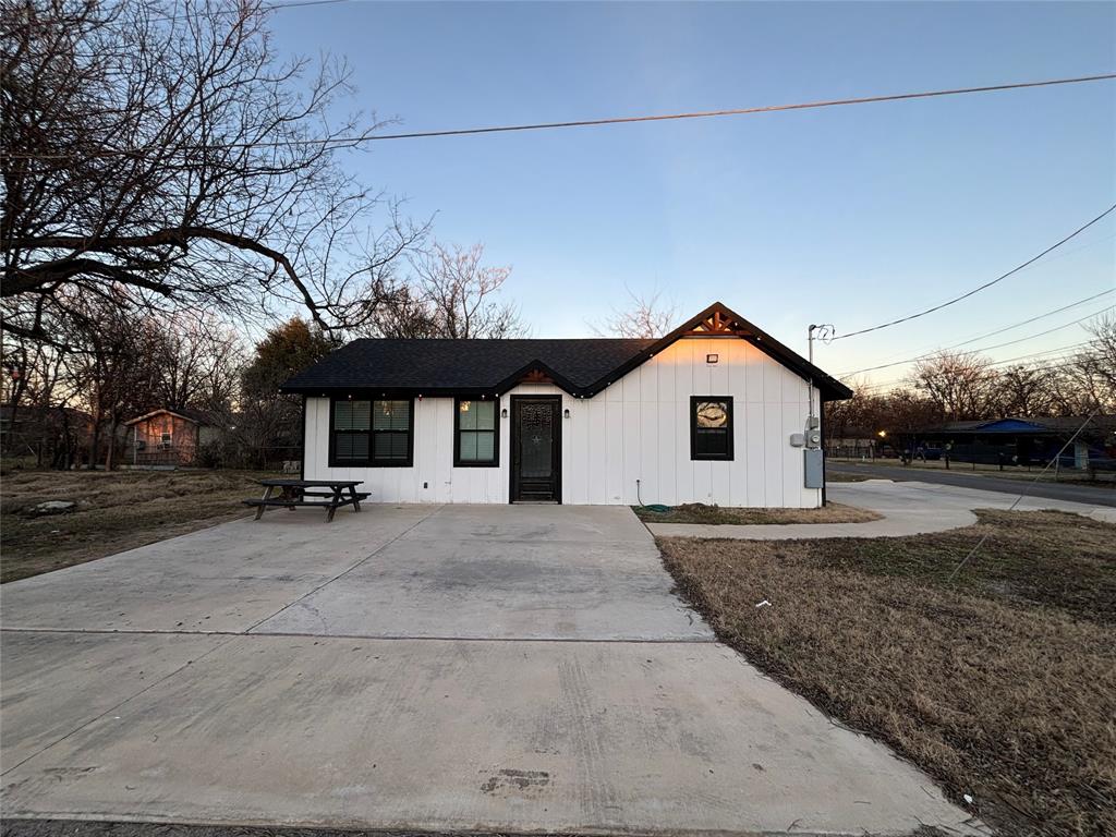 300 Avenue B, Ennis, TX 75119 300 Avenue B, Ennis, TX 75119