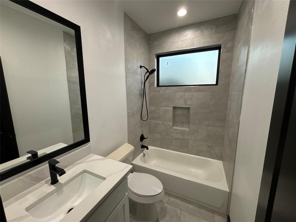 300 Avenue B, Ennis, TX 75119