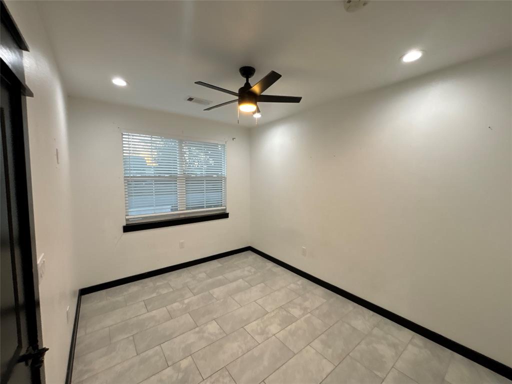 300 Avenue B, Ennis, TX 75119