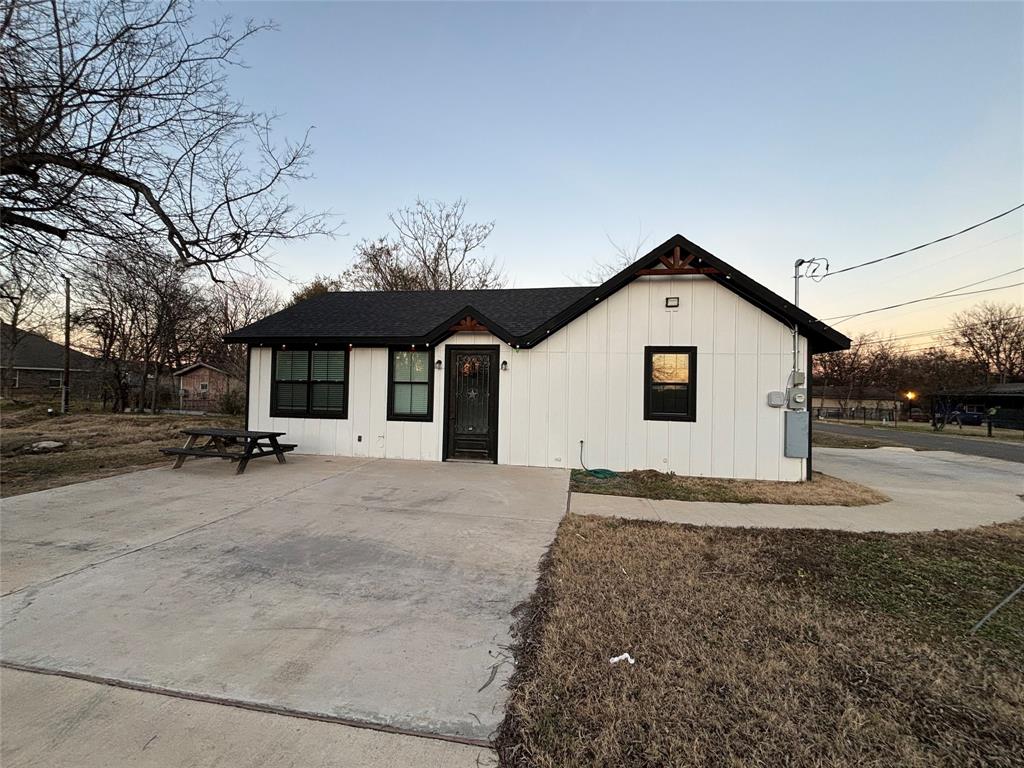 300 Avenue B, Ennis, TX 75119