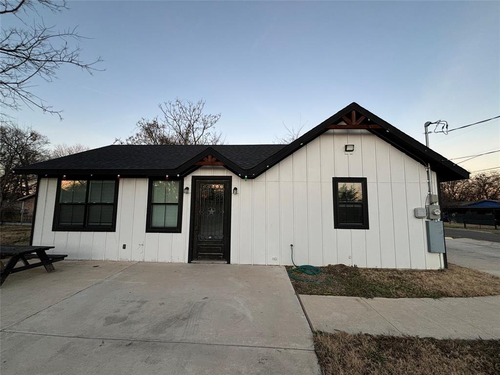 300 Avenue B, Ennis, TX 75119