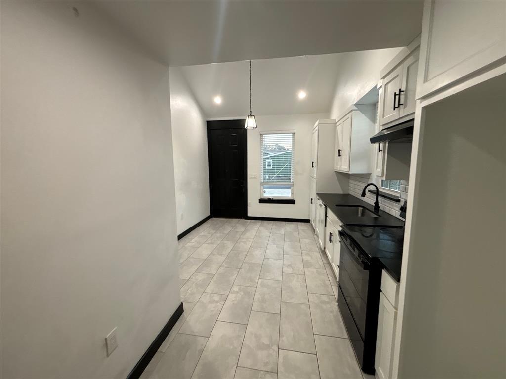 300 Avenue B, Ennis, TX 75119