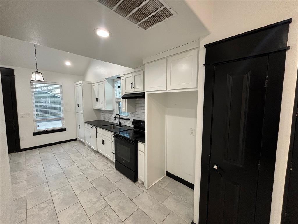 300 Avenue B, Ennis, TX 75119