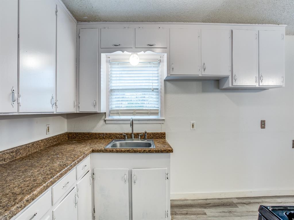 533 NW Lorna Street, Burleson, TX 76028