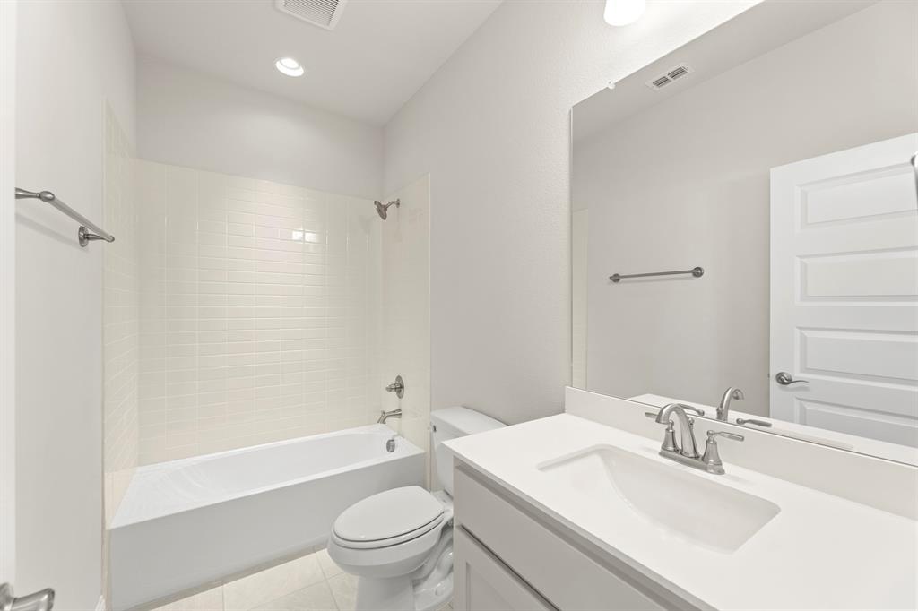22_23. 3204 Agnew - 2ND Bath.jpg