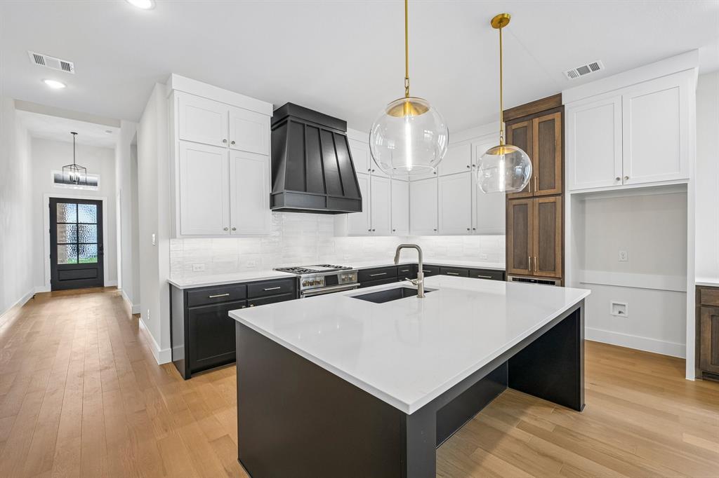 Gorgeous counter tops, beautiful cabinetry and lovely flooring paired with contemporary stainless steel all combine to create this timeless kitchen! Gorgeous counter tops, beautiful cabinetry and lovely flooring paired with contemporary stainless steel all combine to create this timeless kitchen!