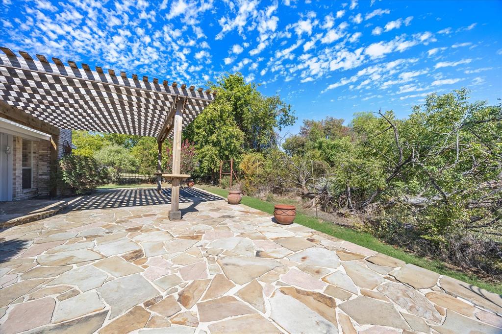Beautiful flagstone patio provides ample space for outdoor gatherings