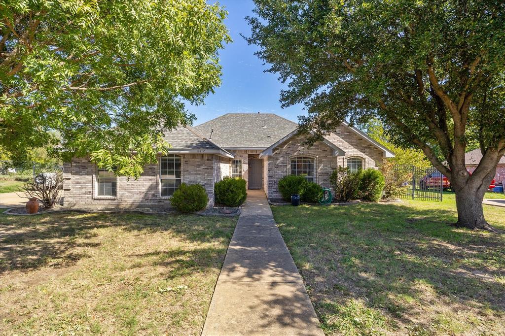Stunning 1 story brick home welcomes your arrival Stunning 1 story brick home welcomes your arrival