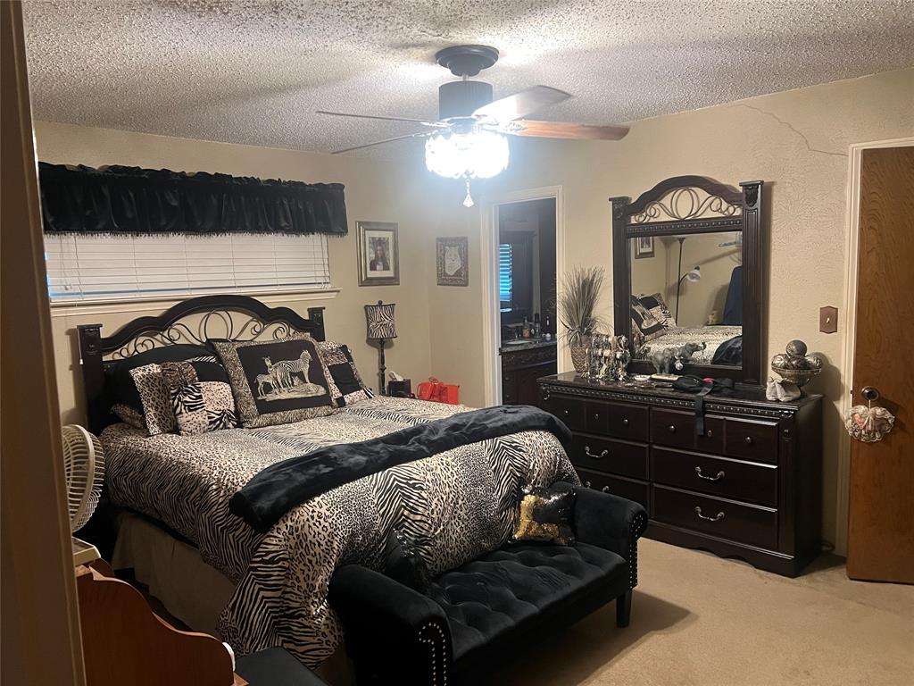 Nice master bedroom with ensuite bathroom.