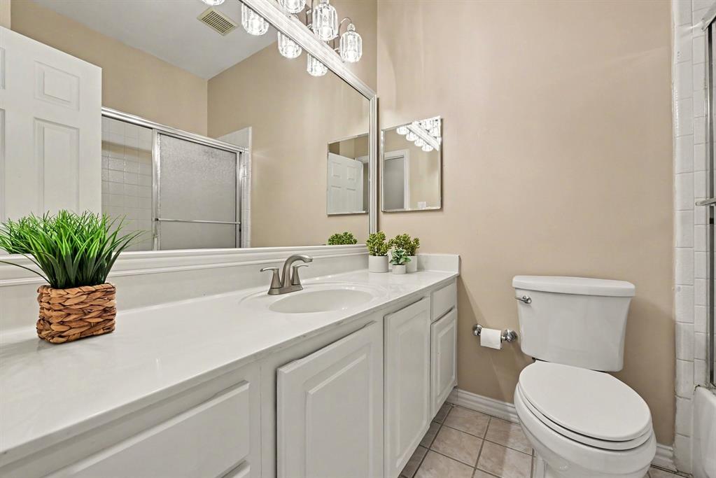 Guest bath with tub/shower and sliding glass door