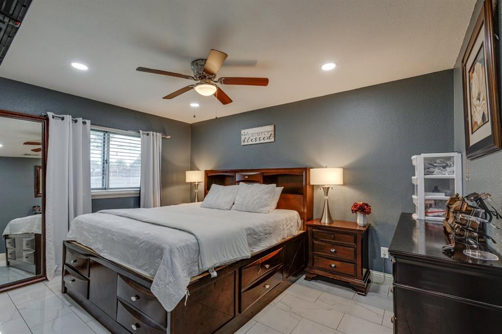 Room featuring recessed ceiling lighting, a central ceiling fan, light-colored tile flooring, and a window with horizontal blinds