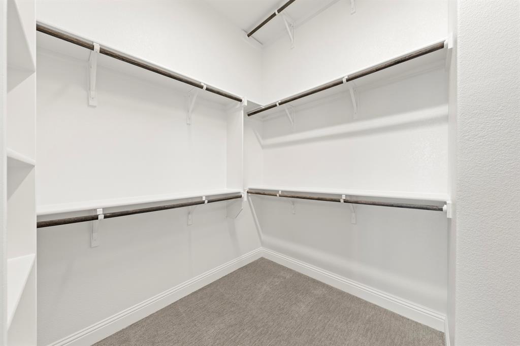 18_23. 3306 Agnew - Closet