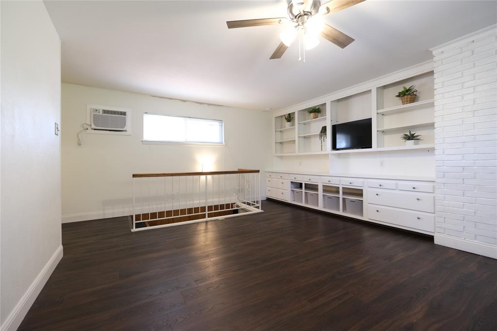 Plenty of storage with built-in shelving Plenty of storage with built-in shelving