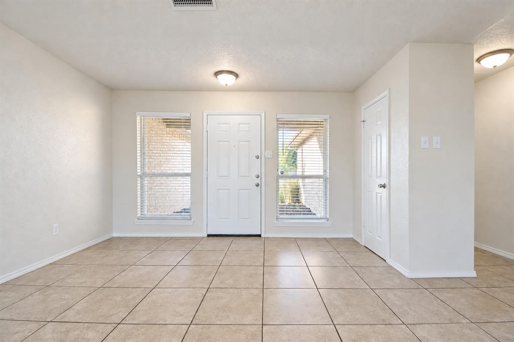 3018 Meadow Creek Court, Grand Prairie, TX 75052
