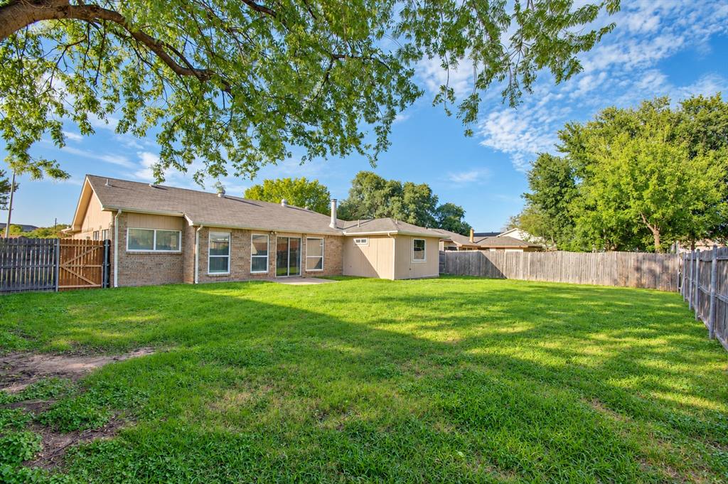 3018 Meadow Creek Court, Grand Prairie, TX 75052