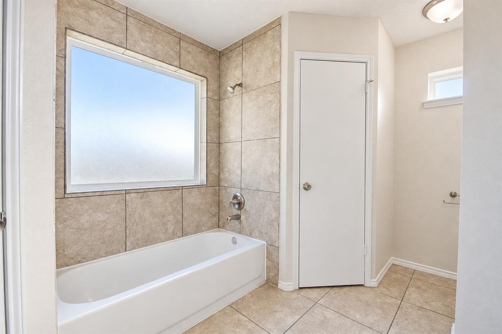 3018 Meadow Creek Court, Grand Prairie, TX 75052