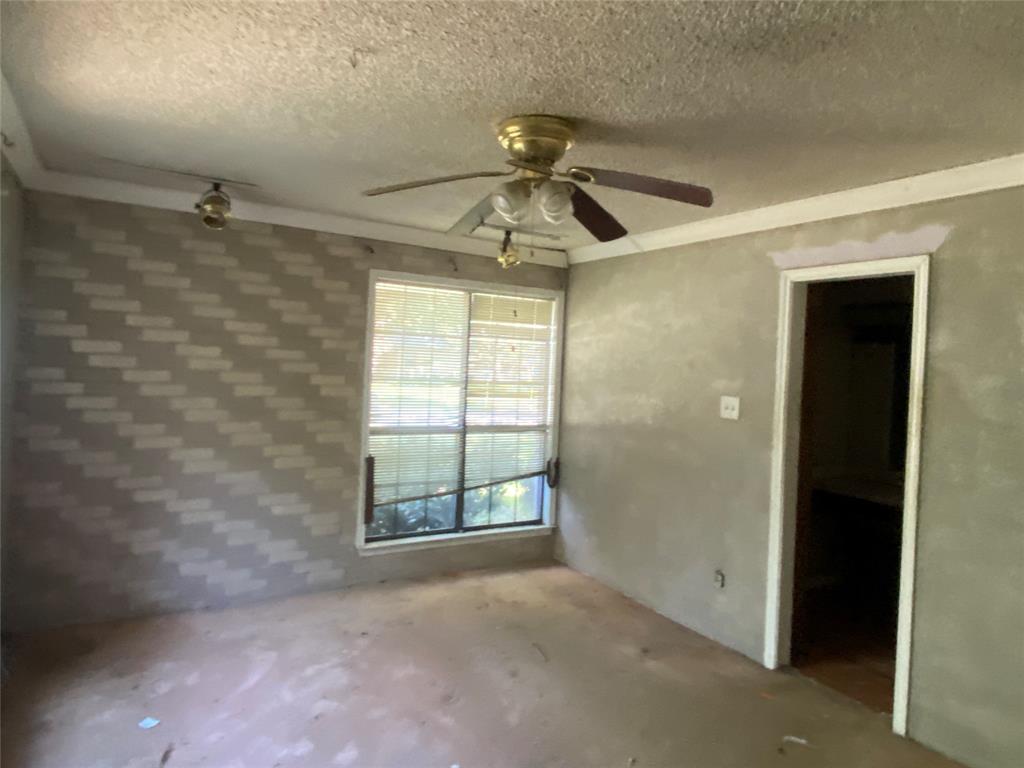 308 Valleyglen Drive, DeSoto, TX 75115