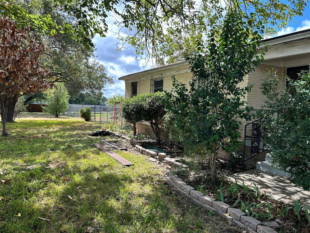 8427 Honeysuckle Lane, Dallas, TX 75241