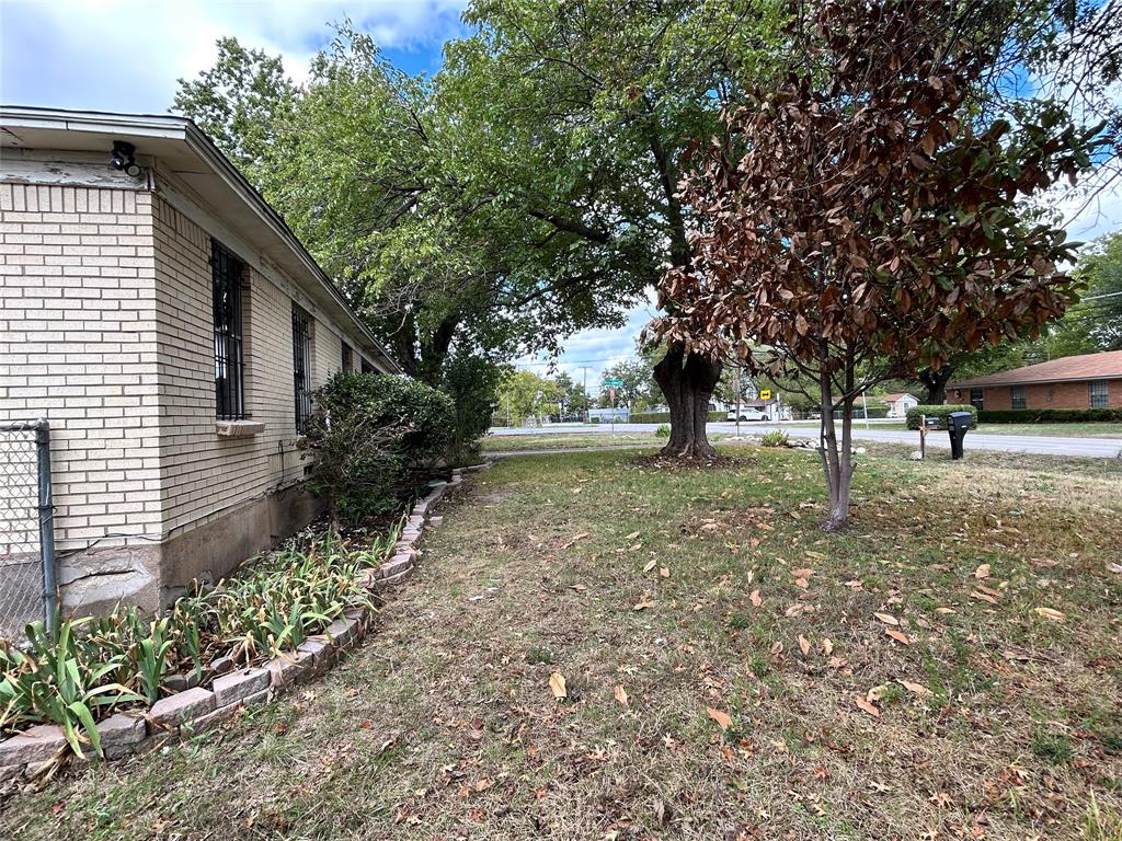 8427 Honeysuckle Lane, Dallas, TX 75241