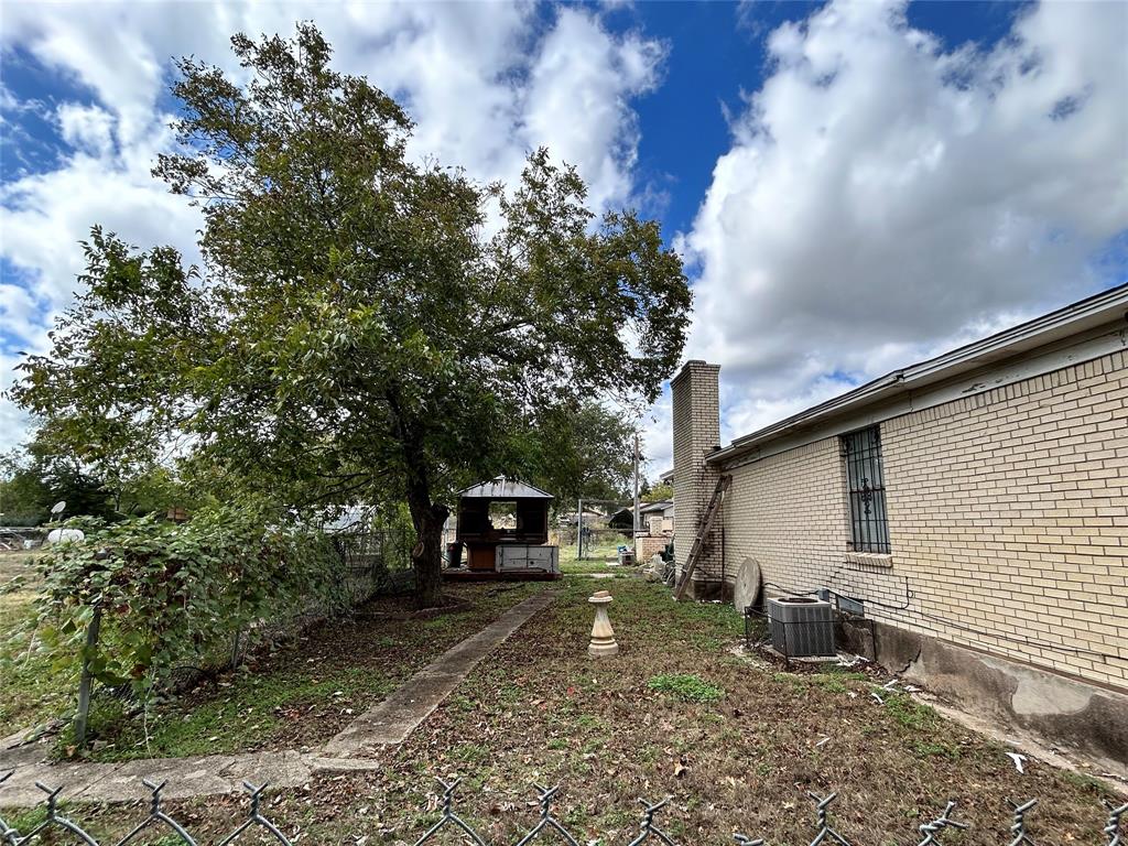 8427 Honeysuckle Lane, Dallas, TX 75241