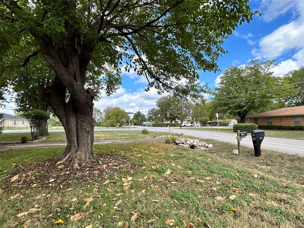 8427 Honeysuckle Lane, Dallas, TX 75241
