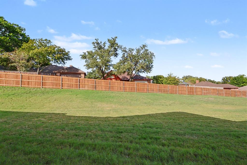 1135 Willow Lake Drive, DeSoto, TX 75115