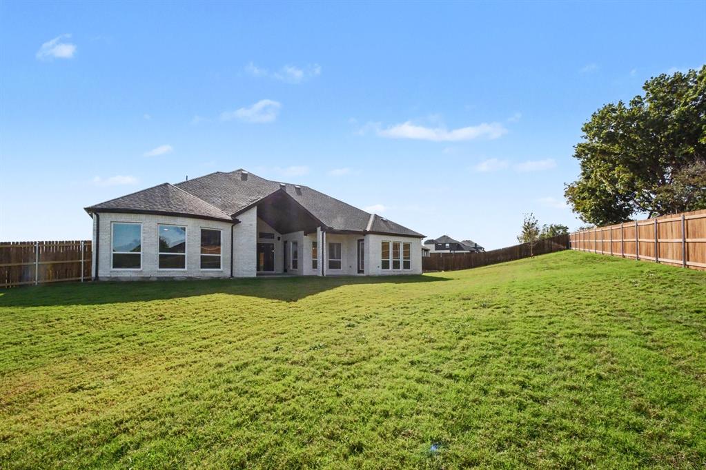 1135 Willow Lake Drive, DeSoto, TX 75115