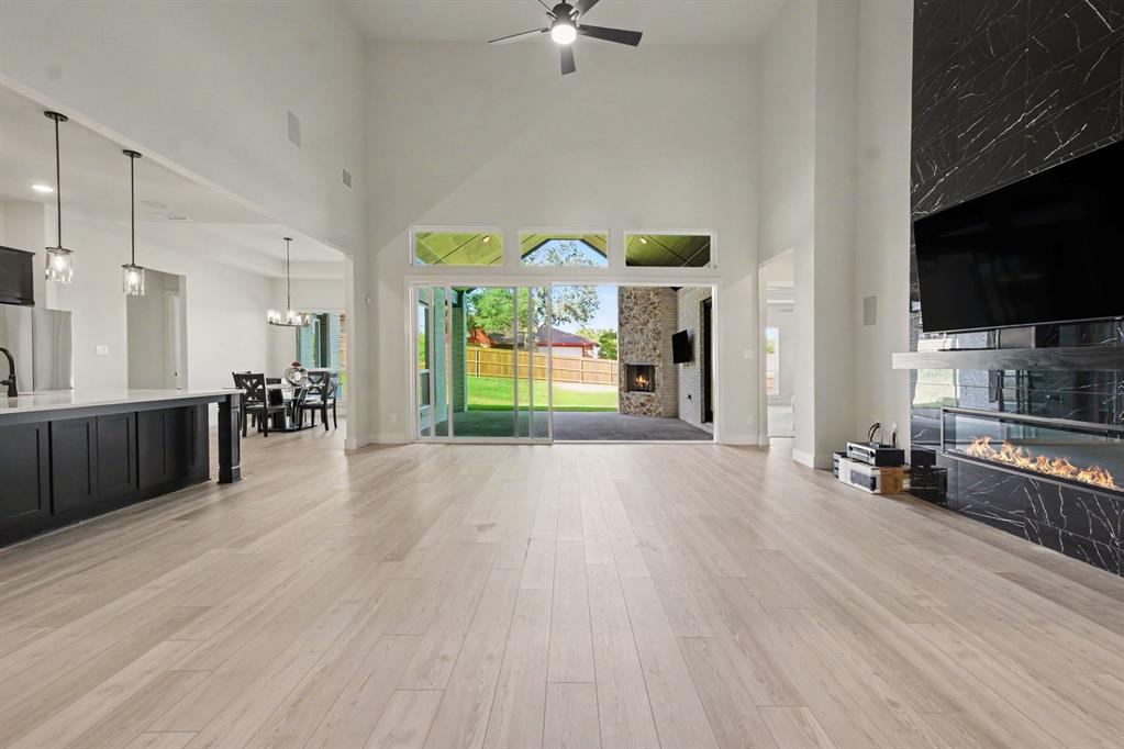 1135 Willow Lake Drive, DeSoto, TX 75115