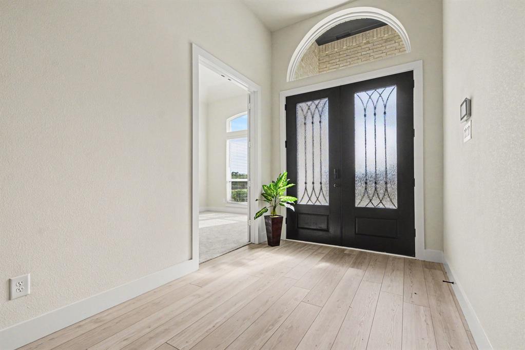 1135 Willow Lake Drive, DeSoto, TX 75115